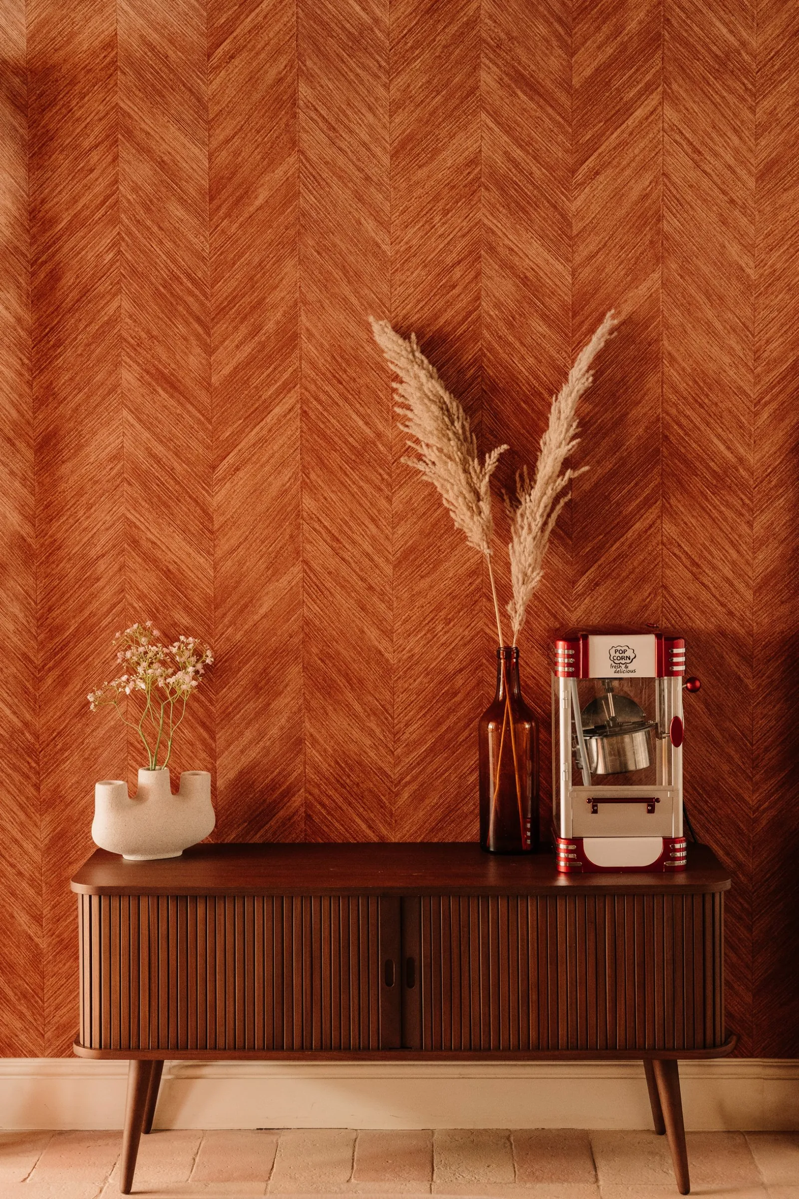 Popcornmaschine im Kinoraum mit Chevron-Muster an der Wand