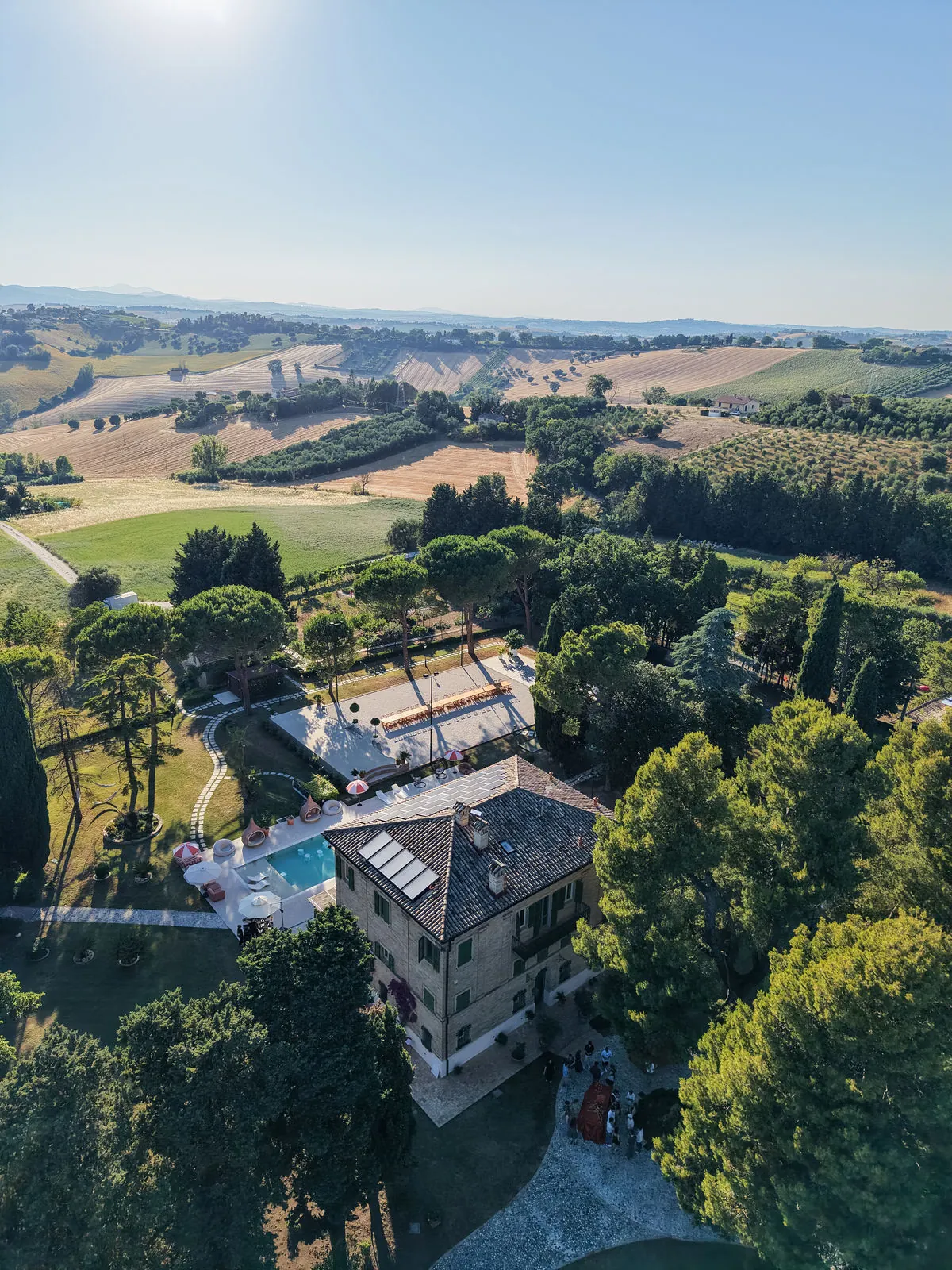 Drohnenblick über das gesamte Anwesen: Villa, Pool, Eventplatz und Park