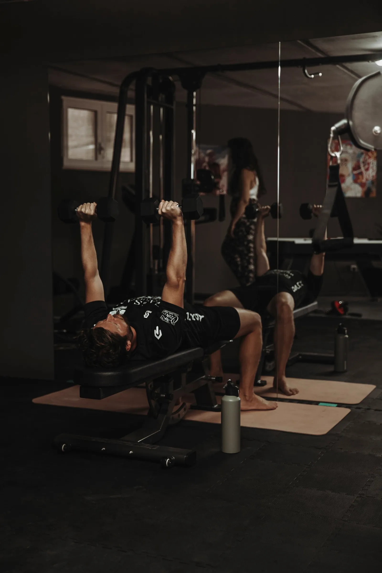 Gäste beim Training im Indoor-Fitnessraum