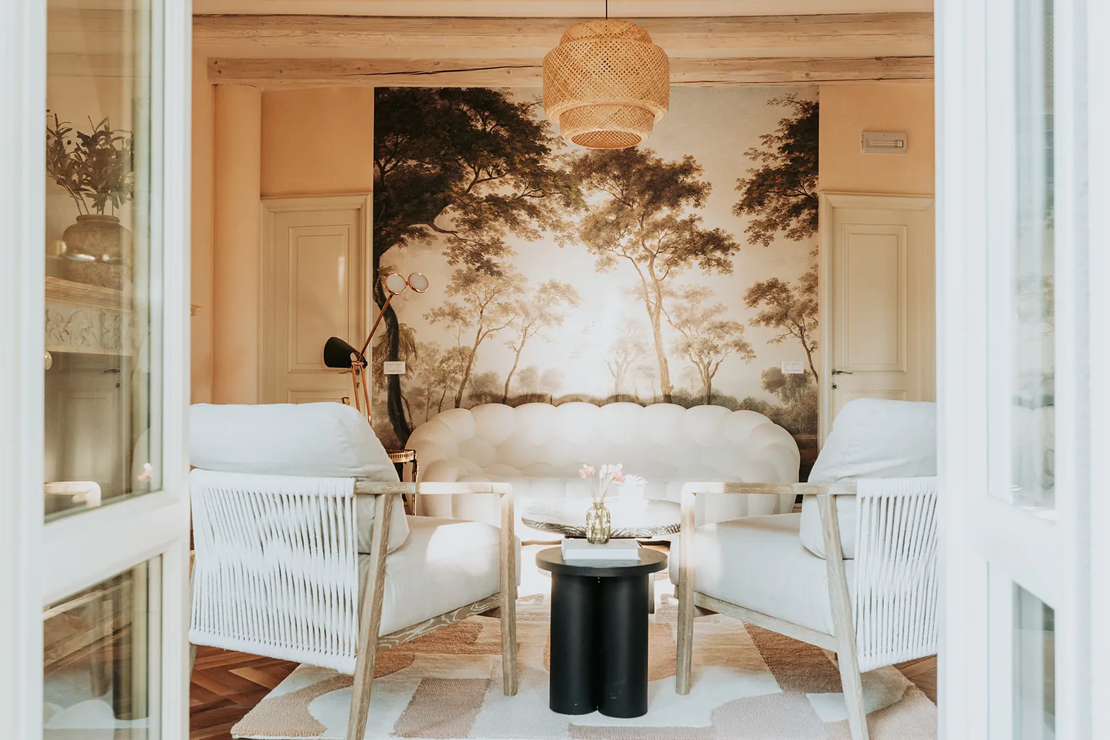 Lounge mit Landschafts-Wandbild, Bubble-Sofa und Sesseln aus Seil