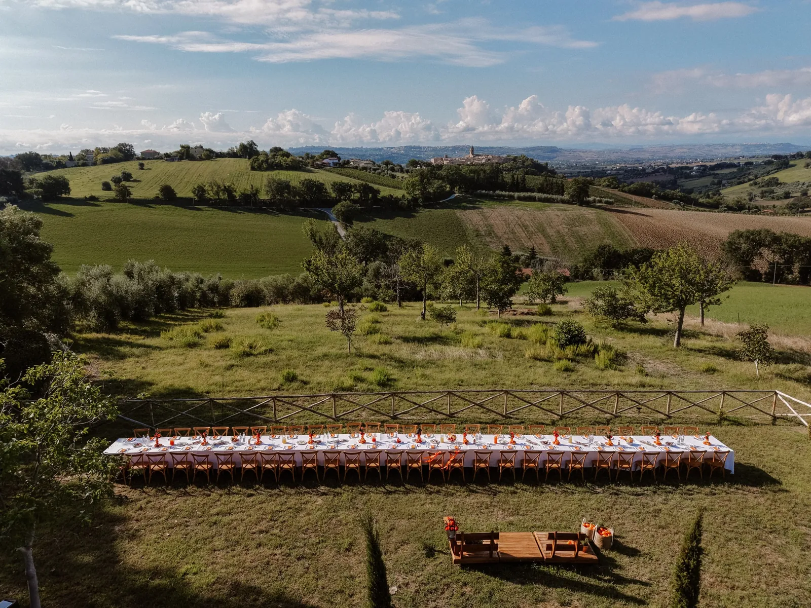 Lange Tafel auf der Wiese mit Blick auf Montecassiano