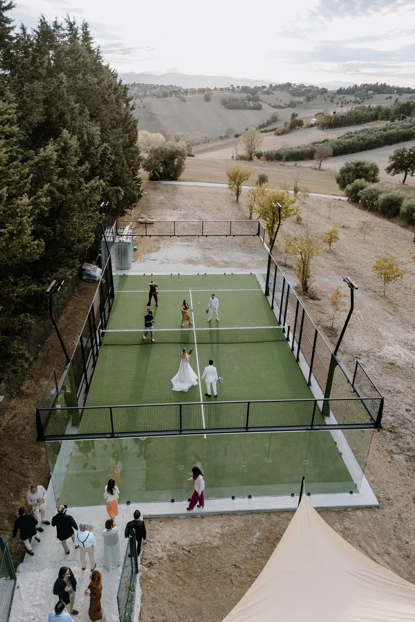 Der private Padelplatz von oben, in der Ferne die Hügel der Marken und Montecassiano