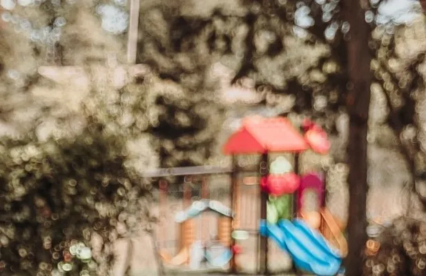 Der Kinderspielplatz unter den Bäumen