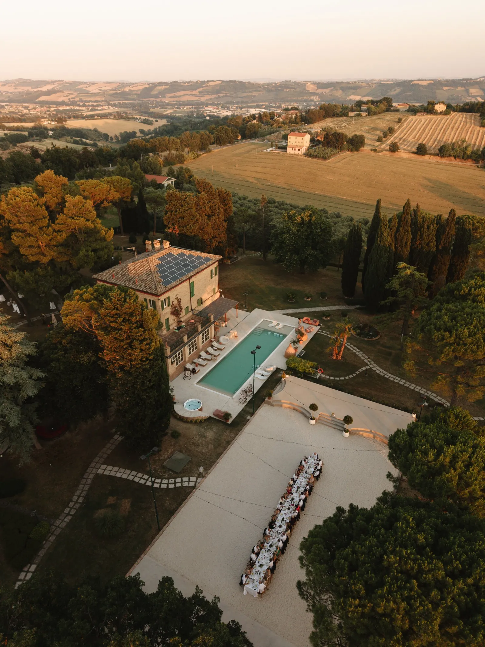 Der 20-Meter-Pool und die Villa vor den Hügeln von Le Marche