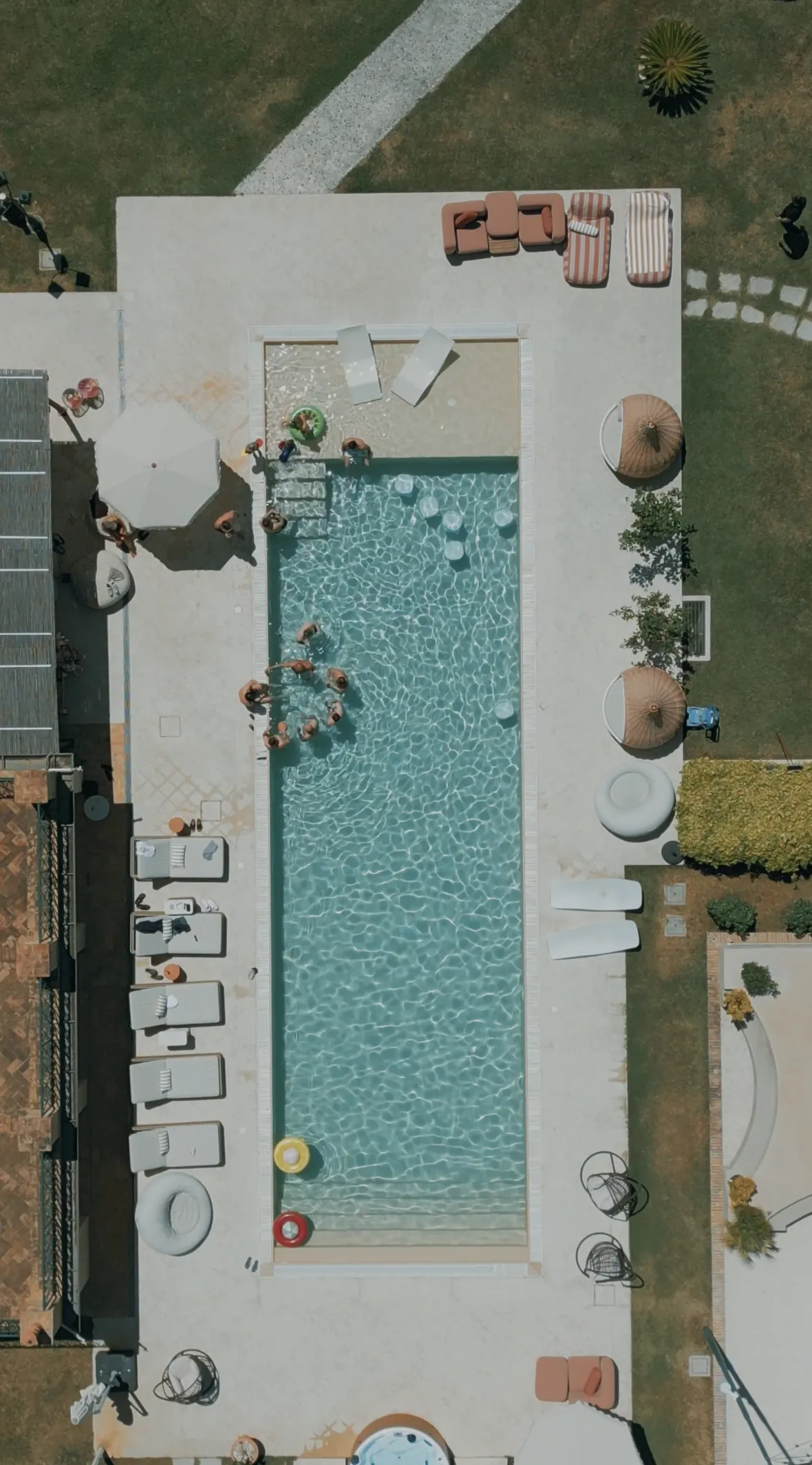 Drohnenaufnahme von oben: Gäste im 20-Meter-Pool