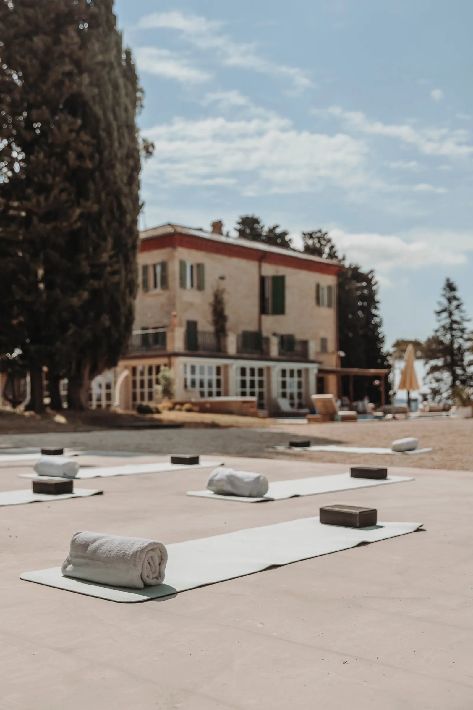 Yogamatten und -blöcke auf der Terrasse vor der Villa