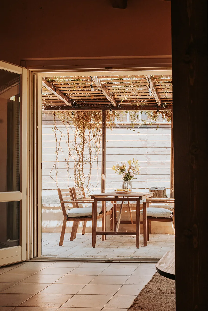 Die überdachte Terrasse des Garden House mit Esstisch