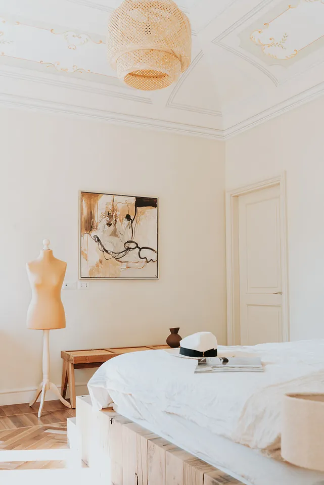 Das Schlafzimmer The Outfit mit Schneiderpuppe und alter Nähmaschine