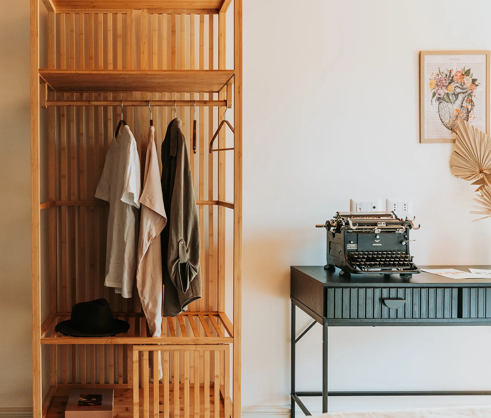 Eine alte Continental-Schreibmaschine auf dem Schreibtisch in The Vows, neben einem offenen Kleiderschrank