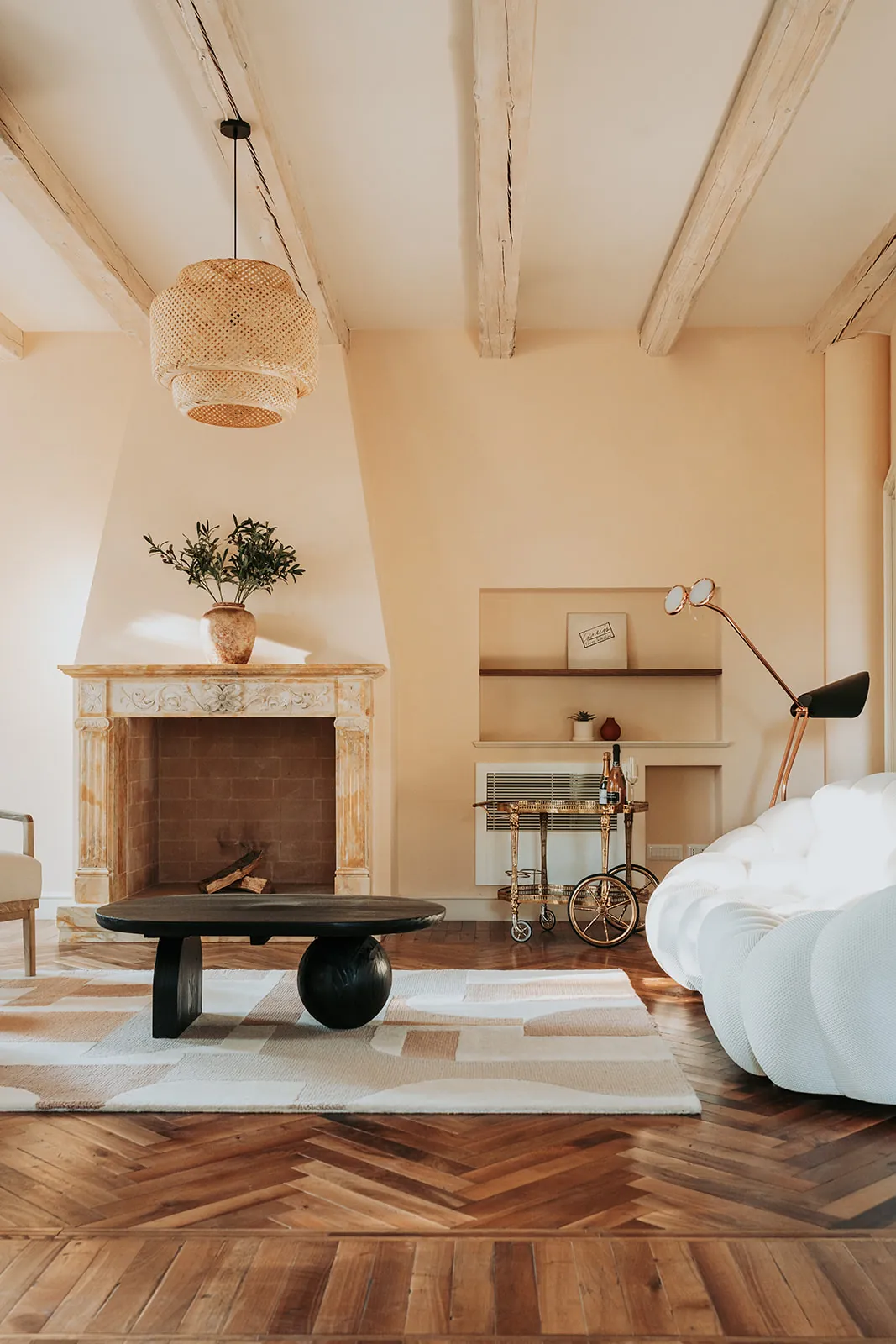 The Prosecco room mit einem gemeißelten Marmorkamin, einem Getränkewagen aus Messing und Fischgrätparkett